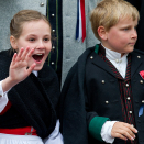 Kronprinsfamilien hilser barnetoget i Asker på Skaugum. Foto: Jon Olav Nesvold / NTB scanpix.